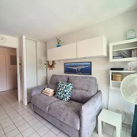 Apartament T2 Avec Terrasse & Piscine, A 10 Min, Parking La Grande-Motte